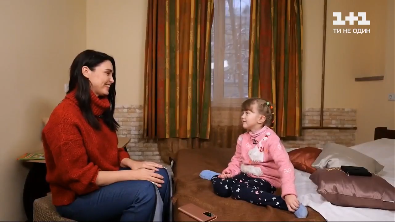 Ведуча "плюсів" розплакалася в ефірі: "одні діти мріють про гаджети, а Анюта - про звичайну теплу воду"